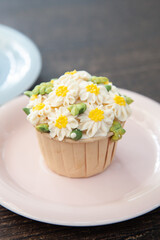 Fototapeta na wymiar Beautiful flower cupcake for wedding, Daisy