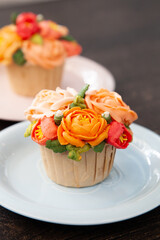 Obraz na płótnie Canvas Beautiful flower cupcake for wedding, rose and peony