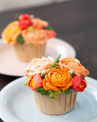 Obraz na płótnie Canvas Beautiful flower cupcake for wedding, rose and peony