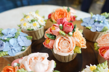 Obraz na płótnie Canvas Beautiful flower cupcake for wedding