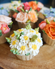 Obraz na płótnie Canvas Beautiful flower cupcake for wedding