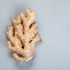 Fresh ginger root and ginger powder.