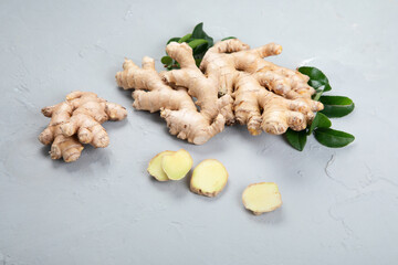 Fresh ginger root and ginger powder.