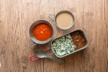 キャンプでカレー　Curry rice made in frying pan to outdoor