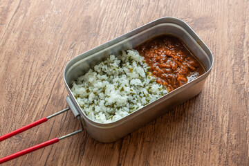 キャンプでカレー　Curry rice made in frying pan to outdoor