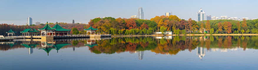 Fototapeta premium Hubei Wuhan East Lake Scenic Area Late Autumn Scenery