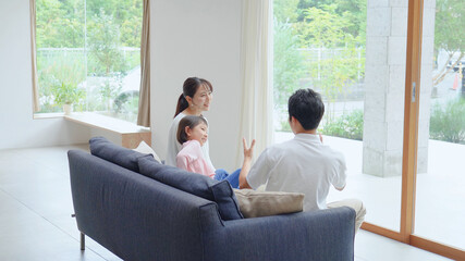 Fototapeta premium ソファーで話す家族