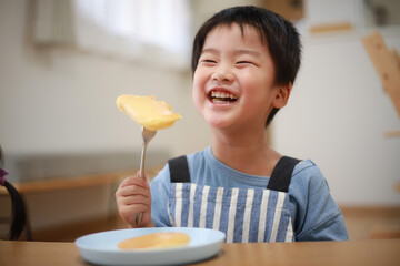 ホットケーキを食べる男の子