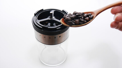 Fototapeta premium コーヒーミルにコーヒー豆を入れる