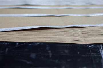 Papeles con pegamento listos para doblarse en una fábrica de imprenta