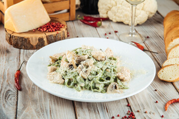 Green pasta fettuccine alfredo with chicken