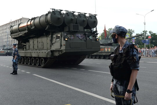S-300V4 anti-aircraft missile system during the night rehearsal of the parade dedicated to the 75th anniversary of Victory on Tverskaya street in Moscow