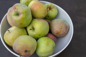 Obstschale mit äpfel