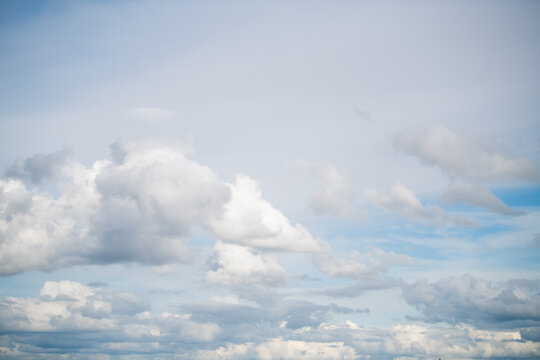 white cumulus clouds in the blue sky © Maria Moroz