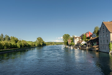 Fototapeta na wymiar Der Rhein zwischen Diessenhofen und Gailingen. Kanton Thurgau, Schweiz - Landkreis Konstanz, Baden-Württemberg, Deutschland