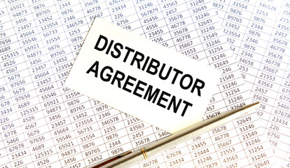 Obraz premium The inscription on the CARD DISTRIBUTOR AGREEMENT, next to the book, pen, account. A business concept.