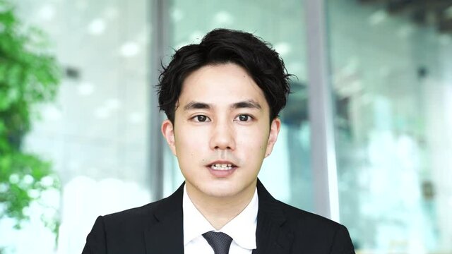 オンライン　ミーテング　画面用　スーツの男性　話し手中心