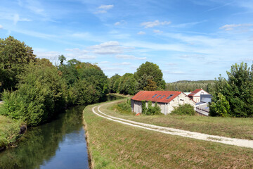 Fototapeta na wymiar Ourcq canal in Lisy-sur-Oucq village