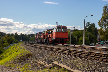 The railway and the train goes around the bend