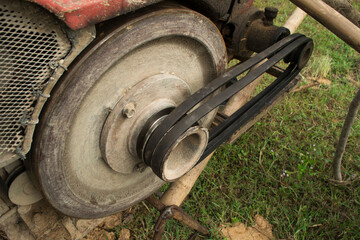 Pulleys and power transmission belts are installed in the engine.