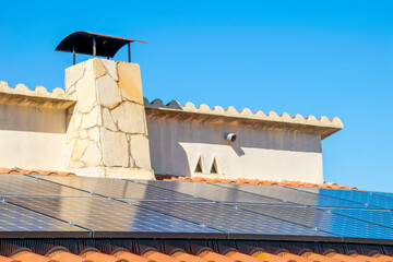 Conjunto de placas acumuladoras de energía instaladas en el tejado para aprovechar la radiación solar. © masauvalle