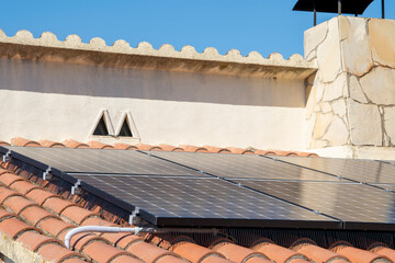 Conjunto de placas acumuladoras de energía instaladas en el tejado para aprovechar la radiación solar.
