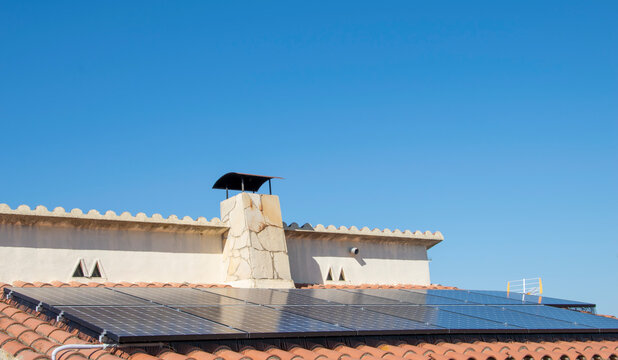 Conjunto de placas acumuladoras de energ&iacute;a instaladas en el tejado para aprovechar la radiaci&oacute;n solar.
