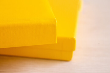 Detalle de caja amarilla