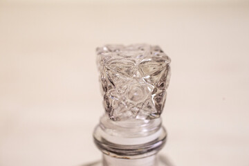 Detalles de botella de cristal tallada