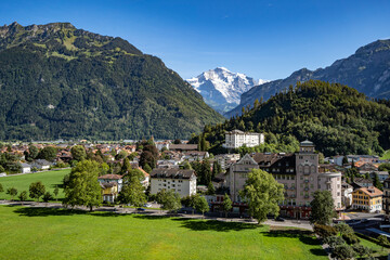 Interlaken Höhenmatte mit Jungfrau Sommer spezieller Blickwinkel blauer Himmel grün Kontraste...
