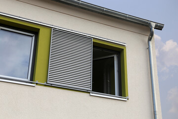 Fenster mit modernen Schiebeläden