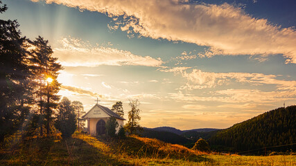 Abendstimmung über den sanften Hügeln des Erzgebirges. UNESCO Welterbe und Montanregion Erzgebirge im Sonnenuntergang.