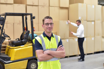 Obraz premium Worker in a warehouse in the logistics sector - transport and processing of orders in trade