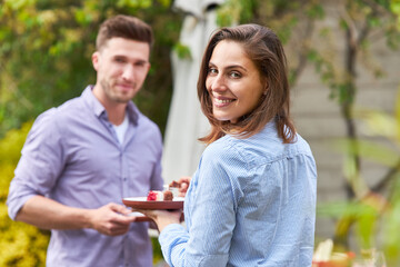 Junge Frau und ihr Freund essen einen Snack