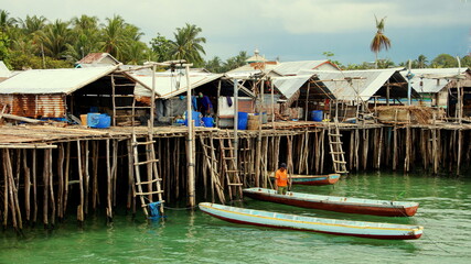 ursprüngliches Fischerdorf auf Holzpfählen am Meer auf der Insel Belitung in Indonesien 