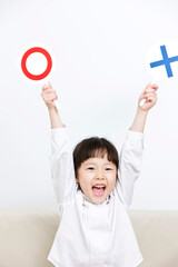 girl holding signs "O", "X" © Image Republic