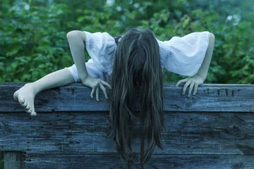 Fotobehang Eng spookmeisje klimt uit de put © Albert Ziganshin