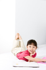 Fototapeta premium girl drawing a picture