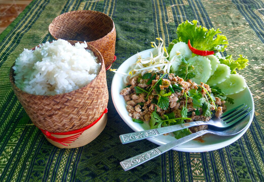 ラオスの伝統料理ラープ