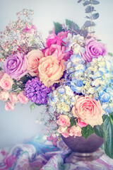 Obrazy na Szkle  Piękny bukiet wiosennych kwiatów w wazonie na stole. Piękny bukiet kwiatów.