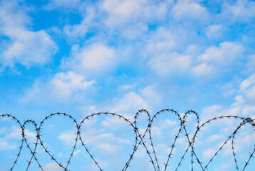 有刺鉄線　空　雲　素材