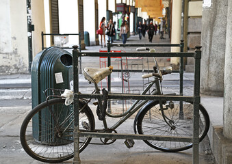 vecchia bici sotto i portici