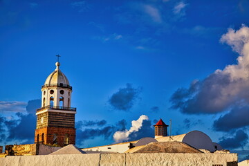 Naklejka premium Na Wyspie Kanaryjskiej Lanzarote znajduje się wspaniały kościół San Miguel w malowniczym miasteczku Teguise