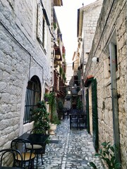 Fototapeta na wymiar Petite ruelle dans la ville de Trogir - Croatie
