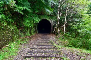 兵庫の枕木のある廃線とトンネル