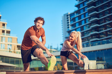 Obraz premium Młoda para sportowy dla dorosłych pracy na świeżym powietrzu.