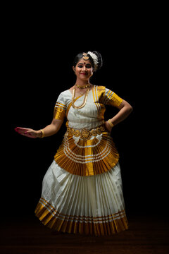 Mohiniattam artist performing nritta
