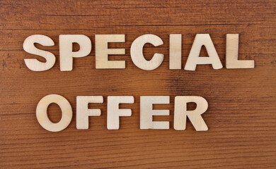 Fototapeta premium Begriff aus Holzbuchstaben auf altem dunklem Holz