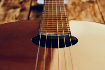 Obraz premium Drewniany korpus gitary akustycznej i podstrunnica z bliska