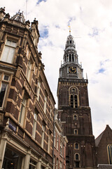 Fototapeta na wymiar Amsterdam; Blick von der Warmoesstraat zur Oude Kerk